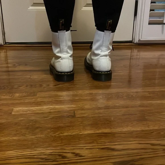 Dr Martens - Women's 1460 Smooth Leather Combat Boots - like new - Picture 3 of 11